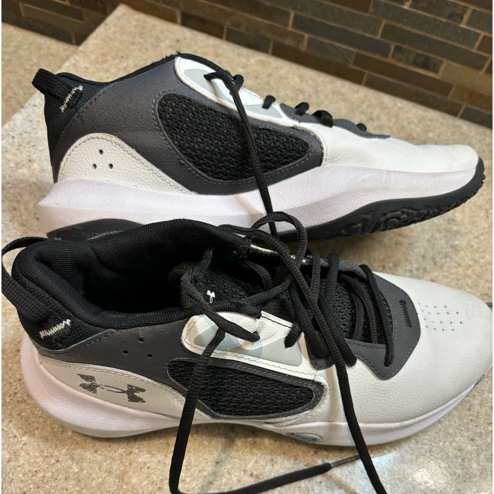 Men's Under Amour Basketball shoes 9 1/2, only worn inside on court.